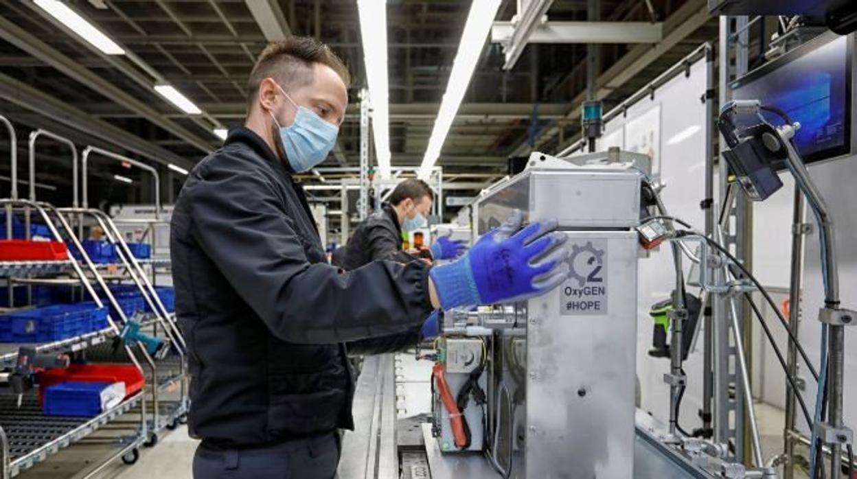 Un trabajador de Seat produciendo respiradores para el coronavirus