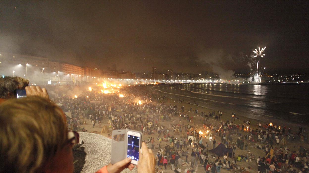 La playa de Riazor, en La Coruña, en la celebración de la hoguera de San Juan