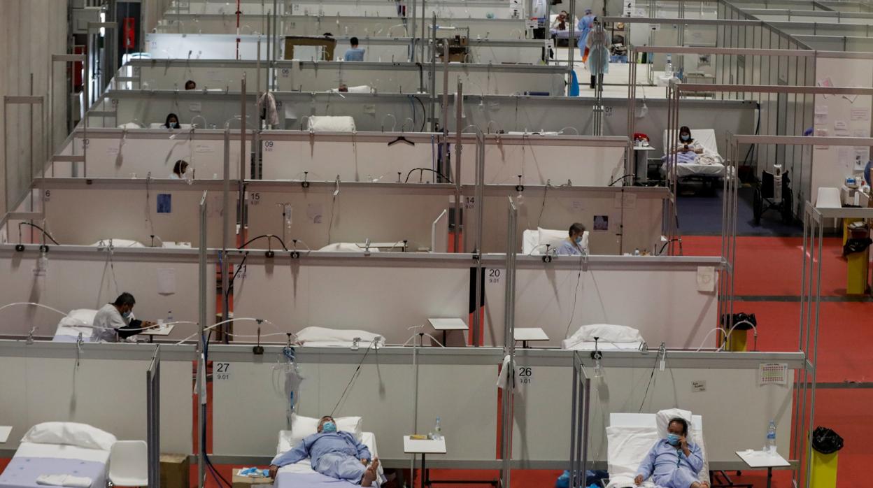 Pacientes en las camas del pabellón 9 del hospital temporal de Ifema