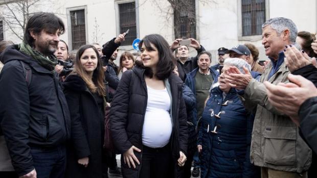 Pablo Iglesias defiende a la diputada condenada por agredir a la Policía