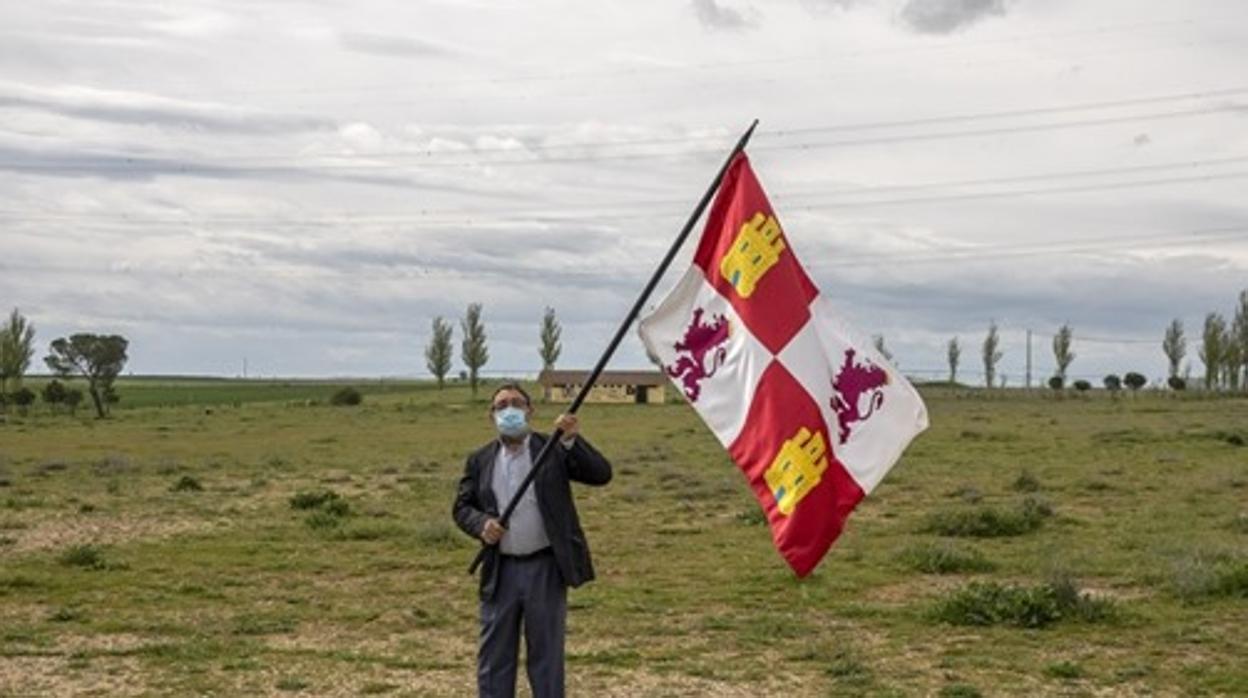 Luis Aloonso Laguna, alcalde de Villalar, festejando el día de Castilla y León