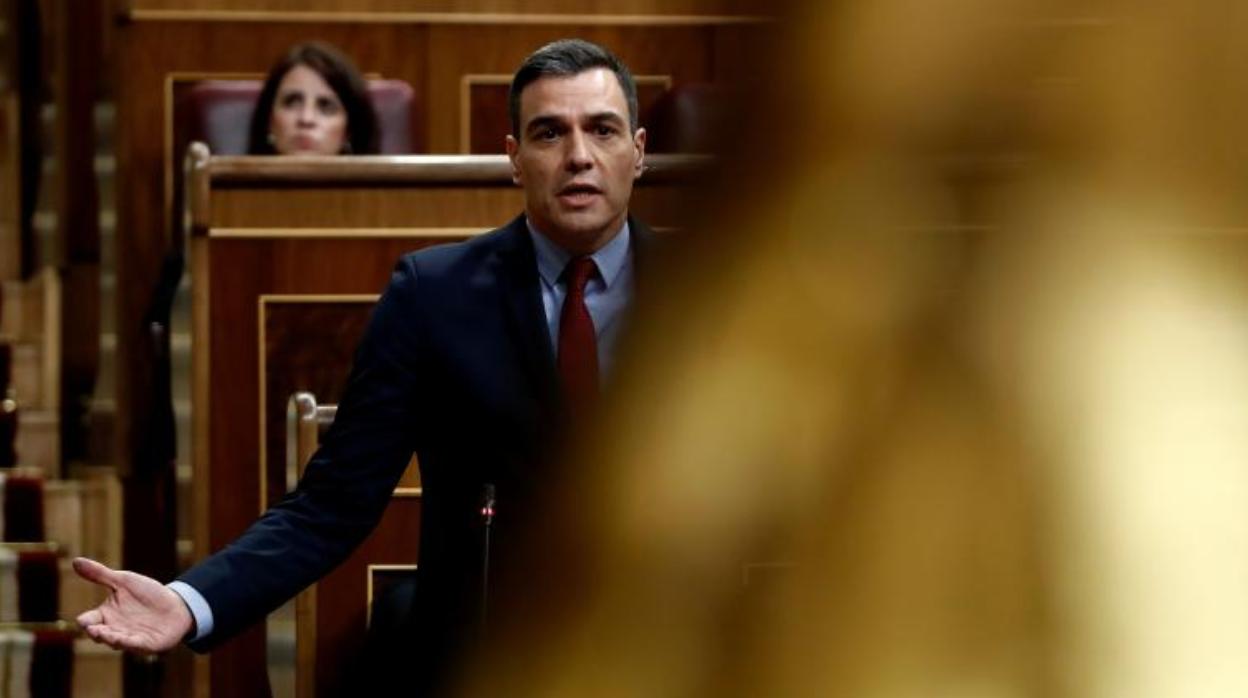 El presidente del Gobierno, Pedro Sánchez, ayer en el Congreso de los Diputados mientras se dirigía a Pablo Casado, líder del PP
