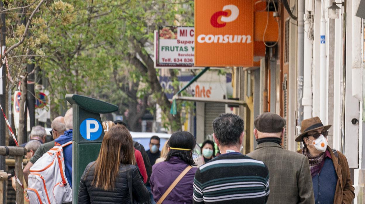 Imagen de personas esperando a las puertas de un supermercado en Valencia