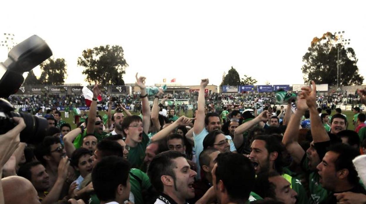 Jugadores y aficionados celebran en el Salto del Caballo el último ascenso a Segunda B, en junio de 2013