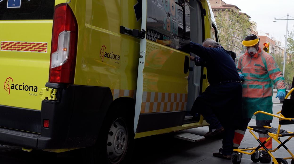 Sanitarios recogiendo en ambulancia a un anciano en Zaragoza, en plena crisis del Covid-19