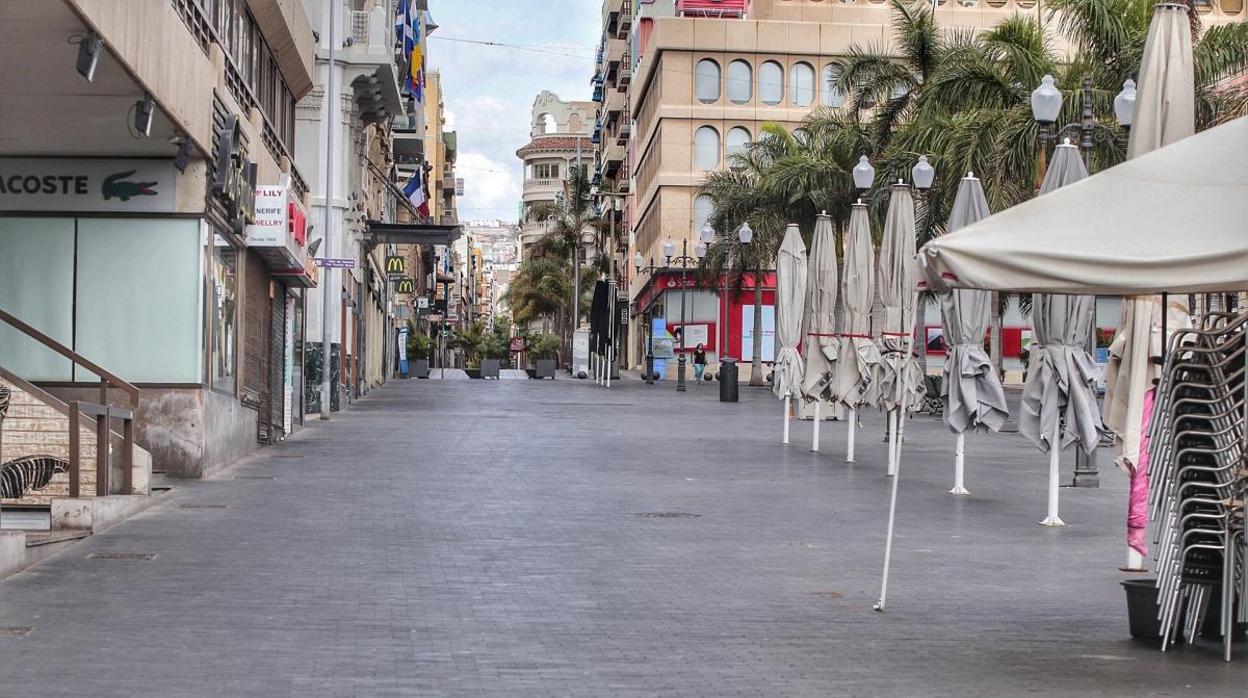 La céntrica Plaza de la Candelaria vacía, en Santa Cruz de Tenerife