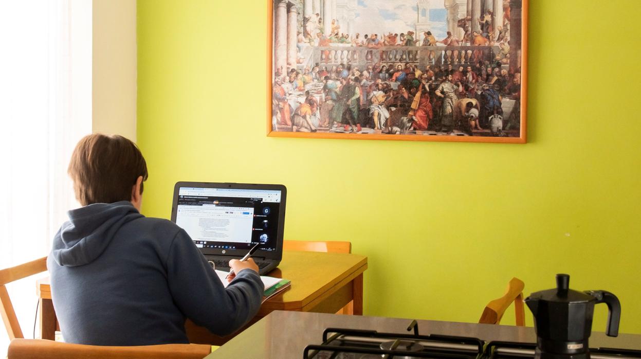 Un estudiante, durante una clase on line en su domicilio