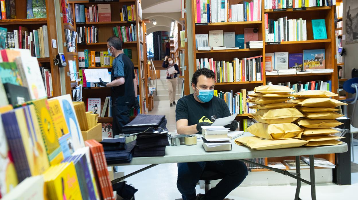 Trabajadores de la libreía Laie preparan pedidos durante el día de Sant Jordi