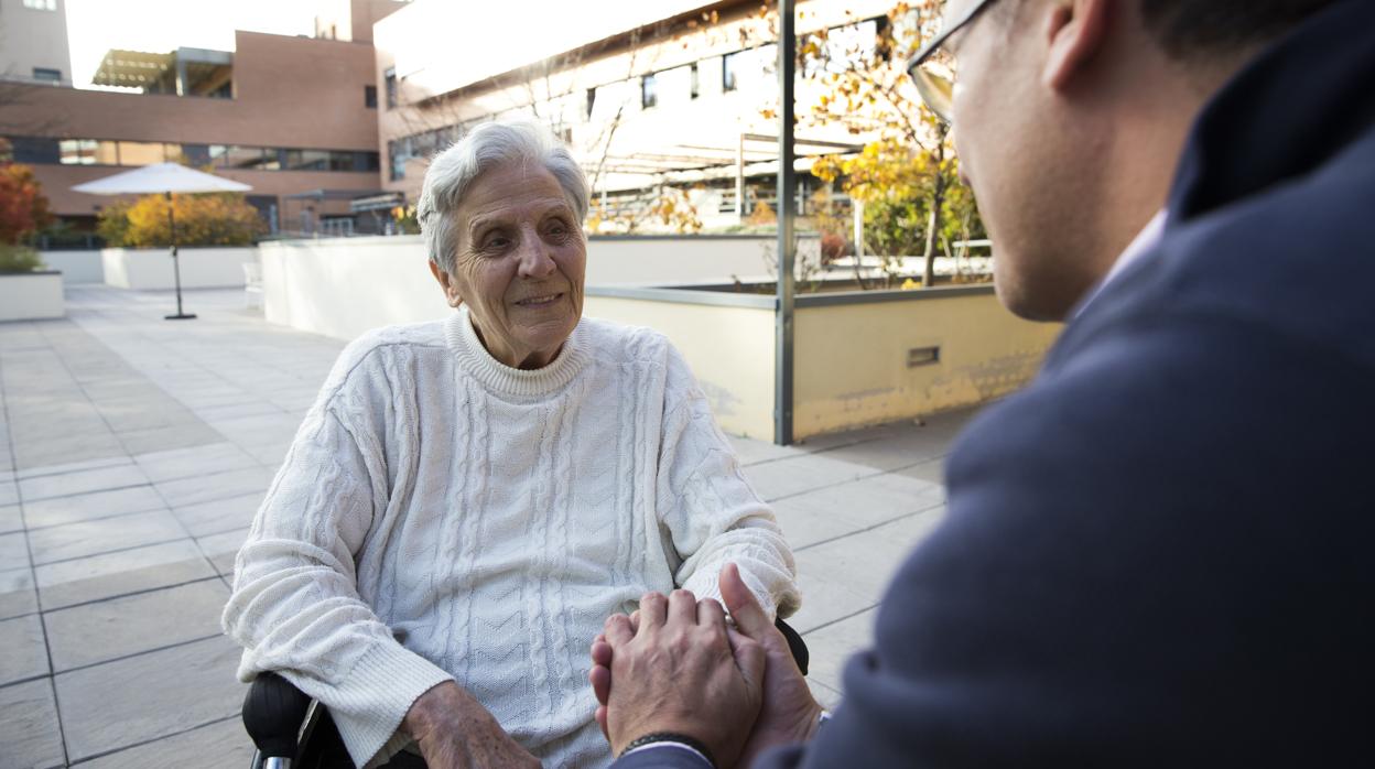 Una anciana en un geriátrico antes del confinamiento