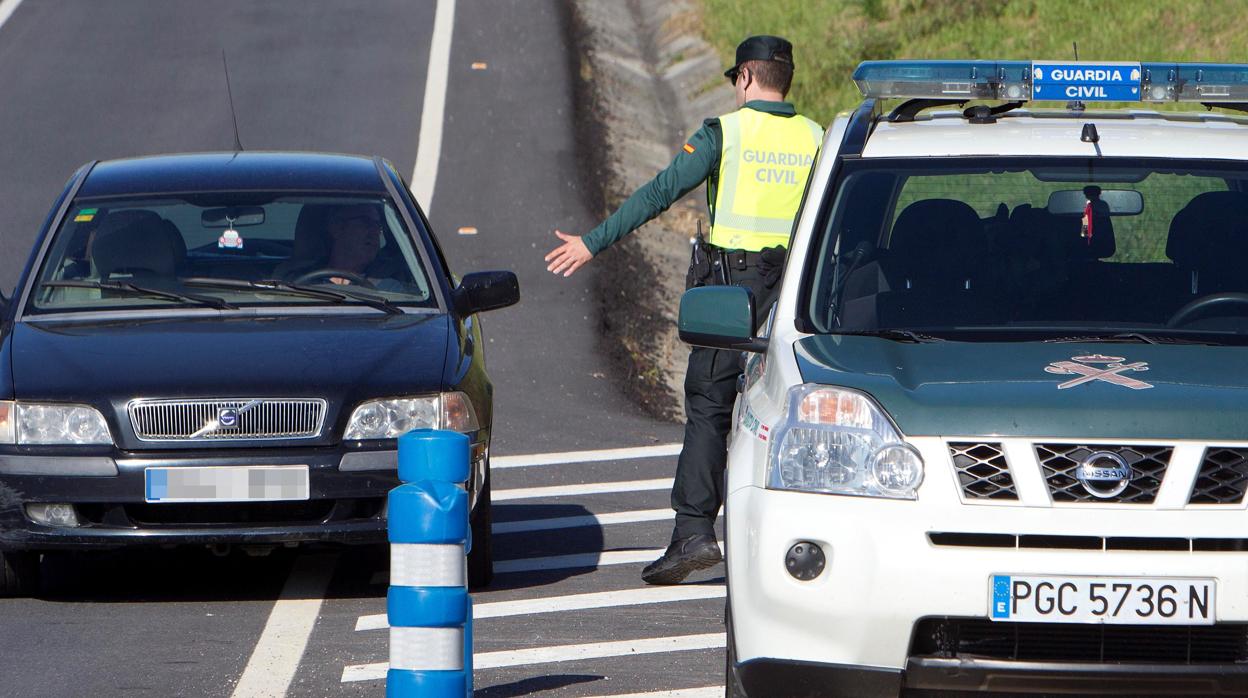 Control de carreteras de la Guardia Civil para vigilar el cumplimiento del estado de alarma