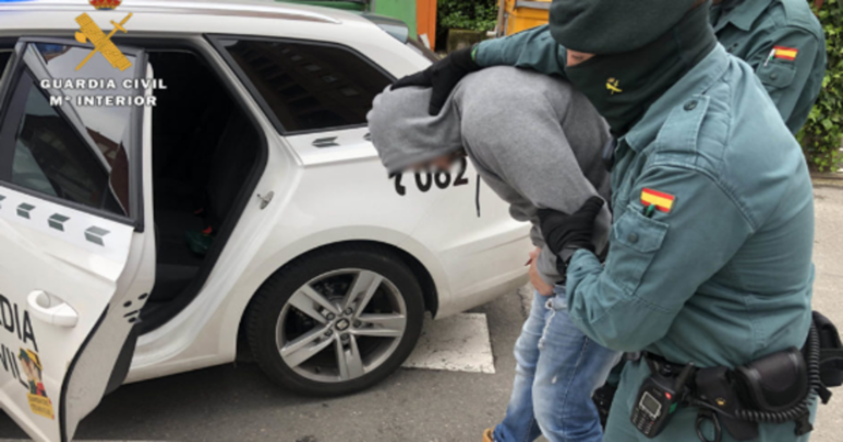 El arrestado, conducido al coche patrulla