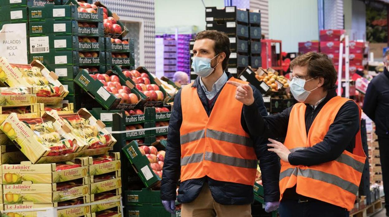 Pablo Casado y José Luis Martínez Almeida, la pasada madrugada en Mercamadrid