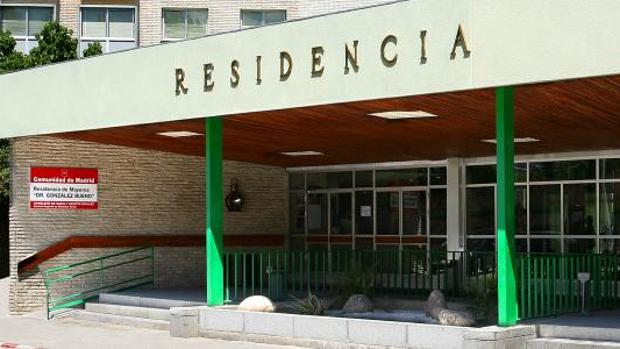 Retiran mascarillas defectuosas de la residencia más grande de Madrid, que acumula más de 100 fallecidos