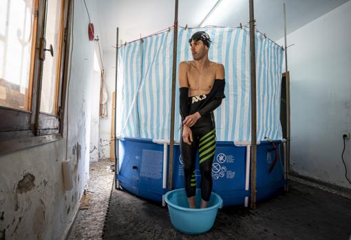 Imagen de Héctor Catalá tras entrenar en una piscina desmontable en la planta baja de su casa