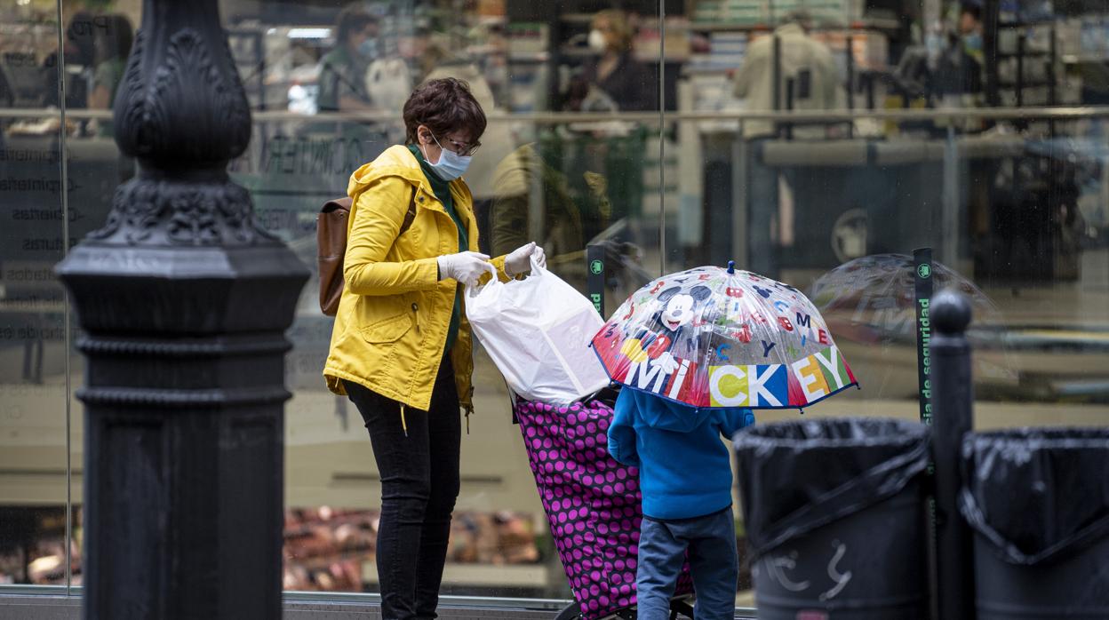 Imagen de una mujer con un niño tomada esta semana en el centro de Valencia