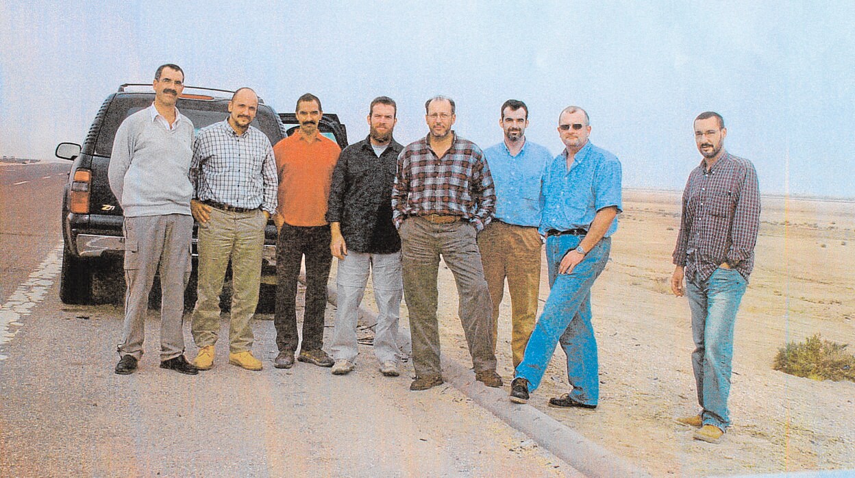 Los agentes del CNI en una imagen en una carretera de Irak