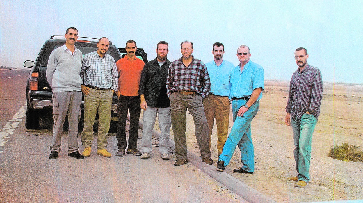 Los agentes del CNI en una imagen en una carretera de Irak