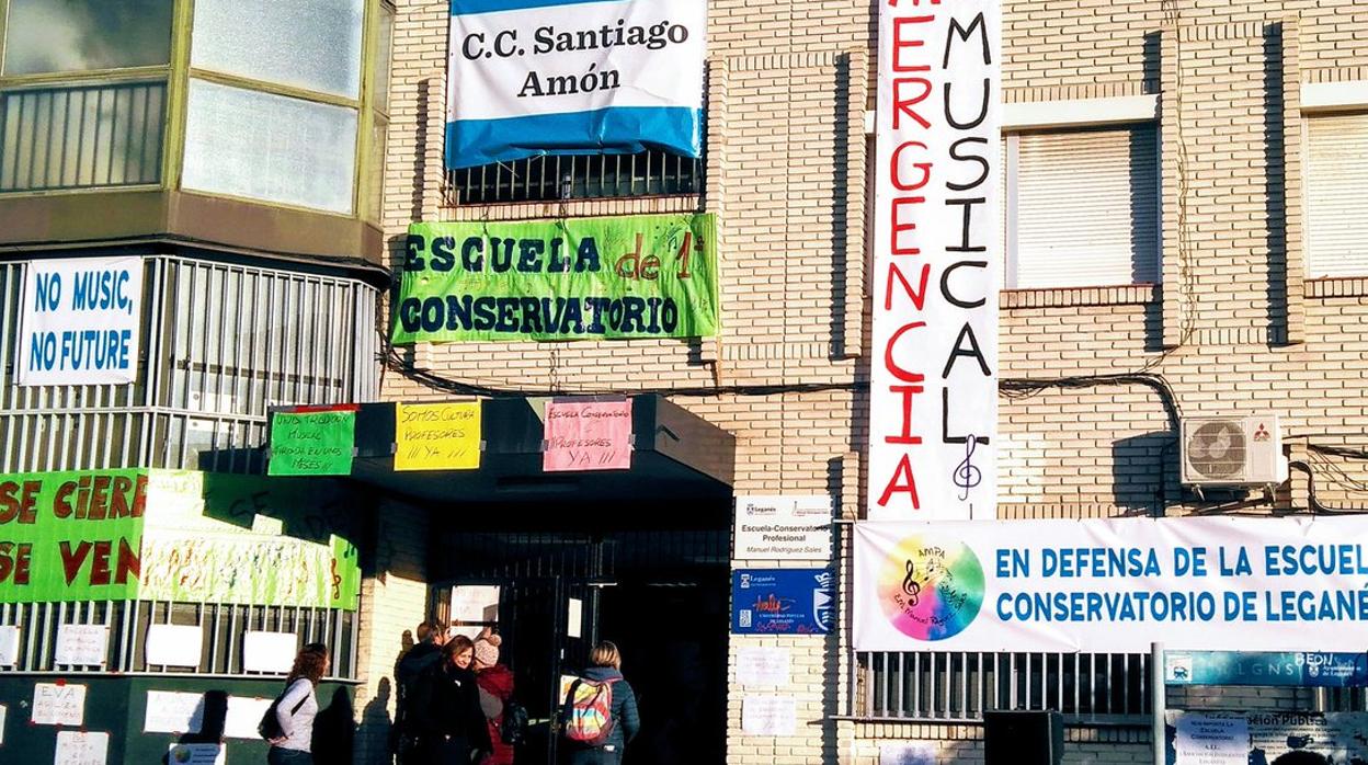 La fachada del Conservatorio de Leganés, con carteles de protesta