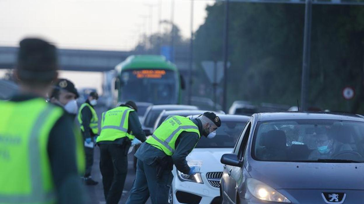 Agentes de la Guardia Civil en una ciudad gallega