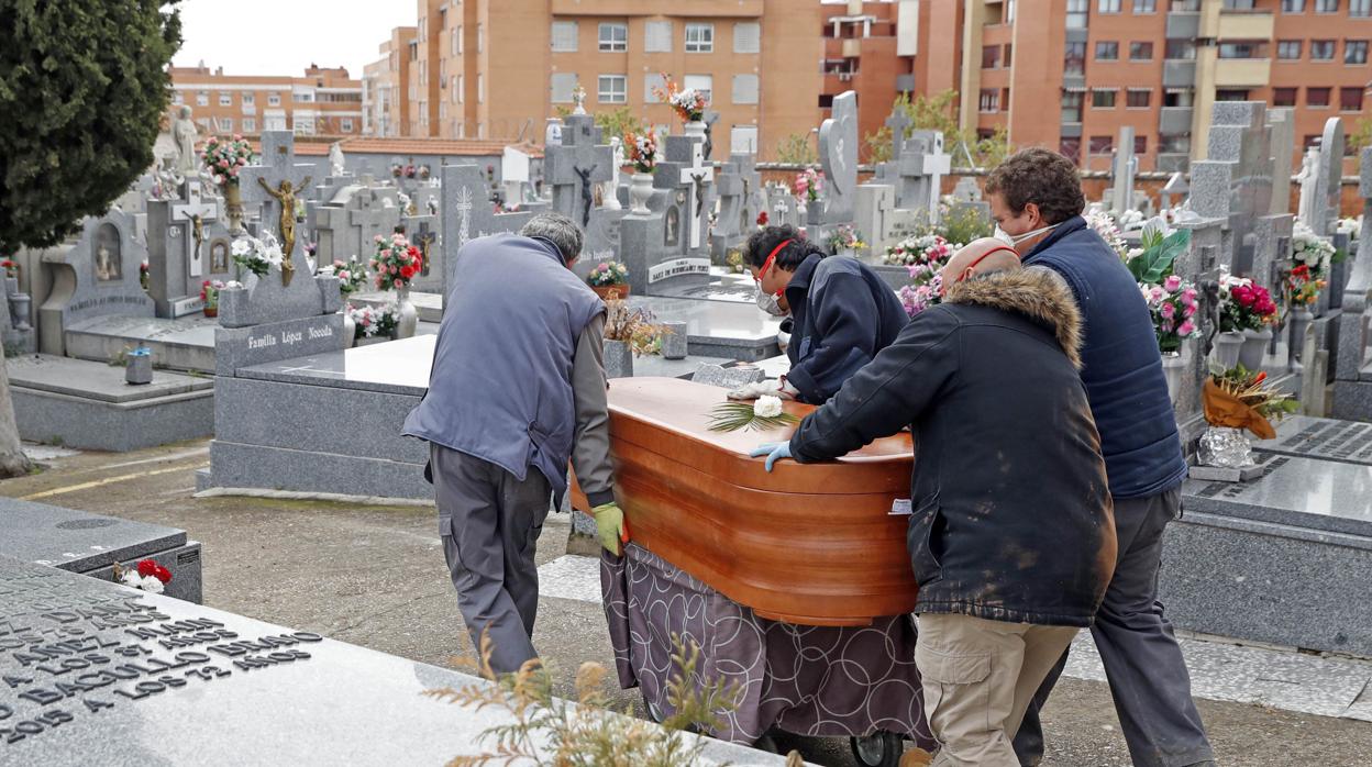 Entierro de una víctima de coronavirus en Madrid