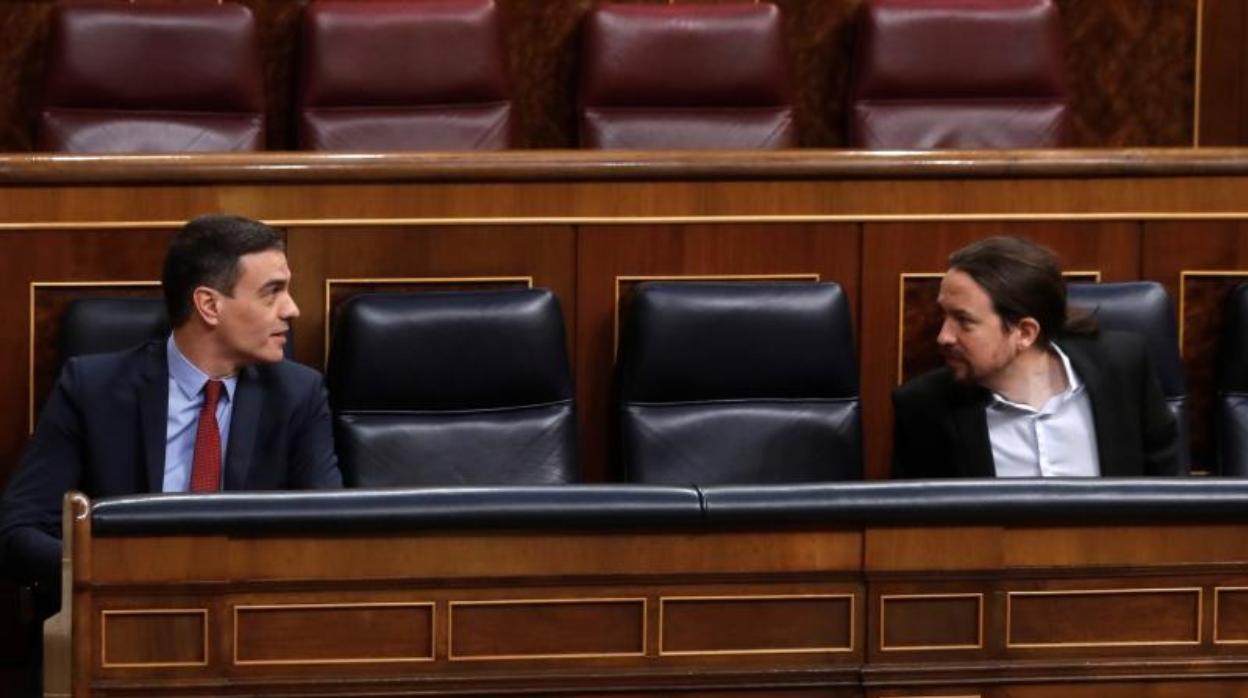 El presidente del Gobierno, Pedro Sánchez, y el vicepresidente segundo, Pablo Iglesias, este miércoles en el Congreso