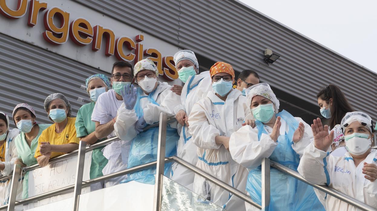 Médicos y enfermeros de Urgencias del Hospital de Alcalá, durante el aplauso solidario