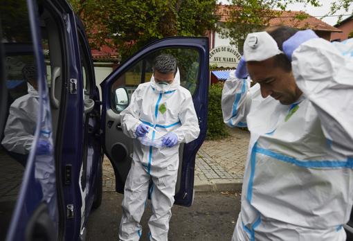 Los miembros del SIES se colocan todos los elementos de seguridad