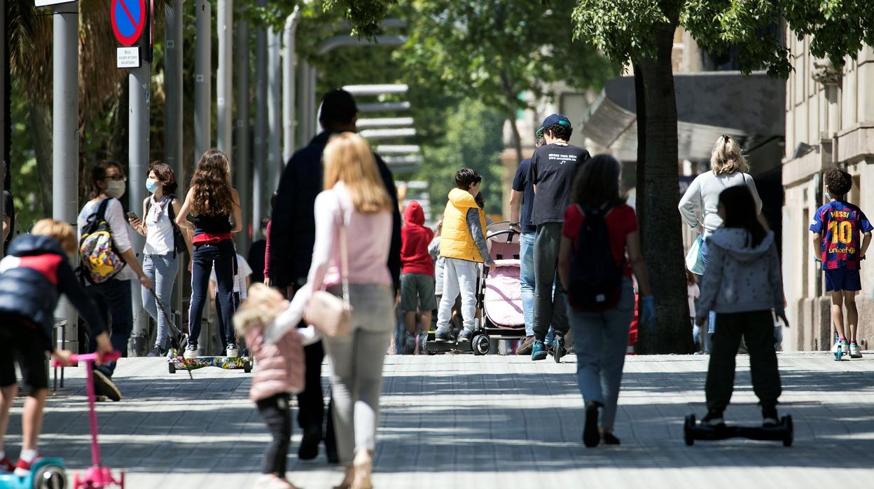 Calles y plazas llenas de niños, muchos sin mascarillas