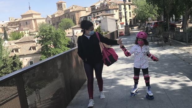 Los niños salen a la calle: con el coronavirus no se juega