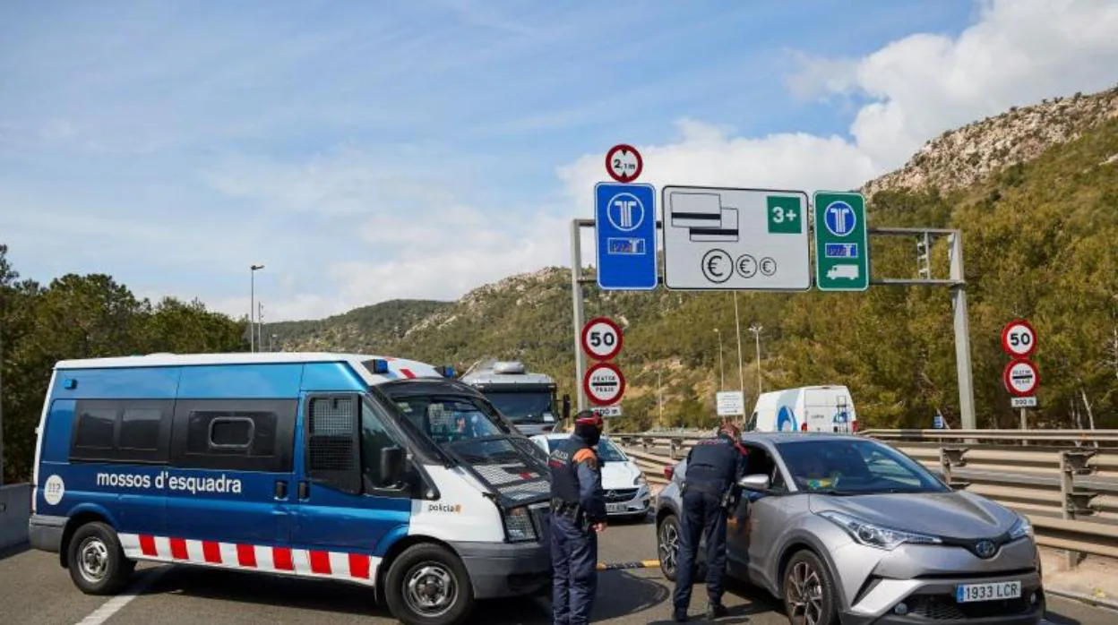 Mossos, efectuando un control de tráfico en la provincia de Barcelona recientemente