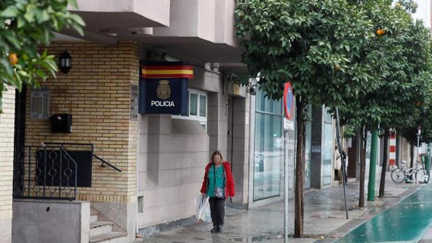 Un menor, localizado descalzo en plena calle y huyendo de la agresión de su madre