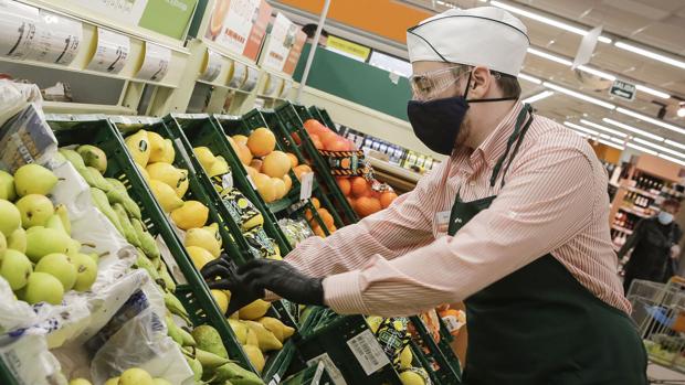 Coronavirus: Consum equipa con gafas protectoras a los trabajadores de sus supermercados