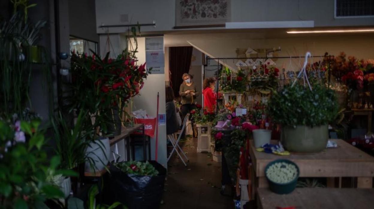 Un comerciante, trabajando la semana pasada por Sant Jordi