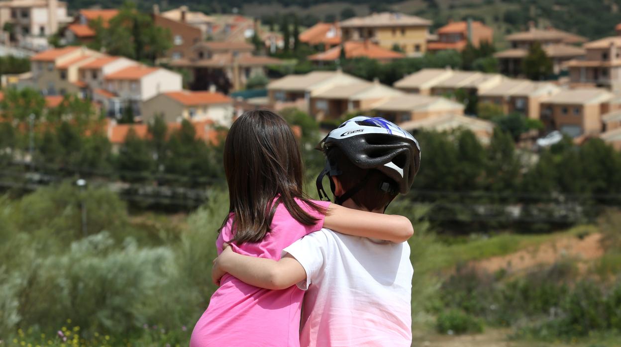 Dos hermanos en una urbanización de la Legua