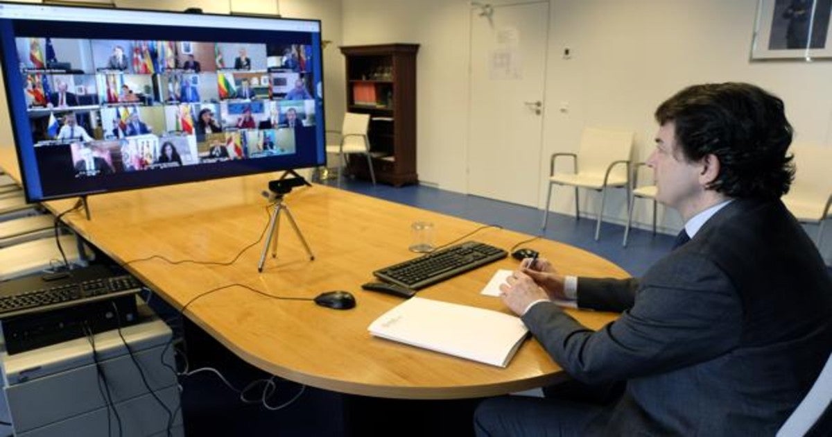 Mañueco, durante la videconferencia mantenida con el presidente del Gobierno y el resto de dirigentes autonómicos