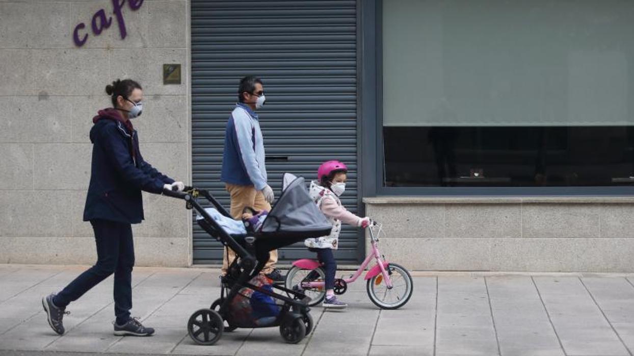 Una familia, paseando a sus hijos este domingo en Santiago de Compostela