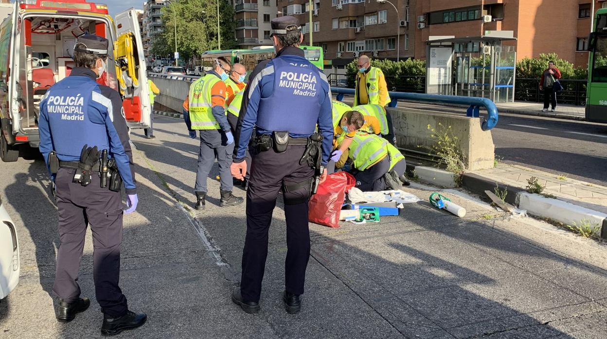 Los servicios de Emergencias han atendido al peatón en el lugar del atropello