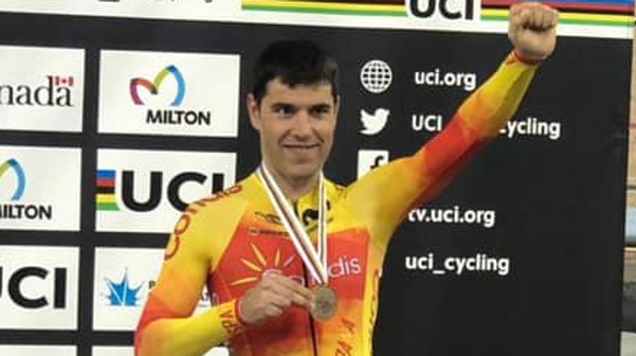 Eduardo Santas, con una de las cuatro medallas que obtuvo en enero en los mundiales de ciclismo en pista disputados en Canadá