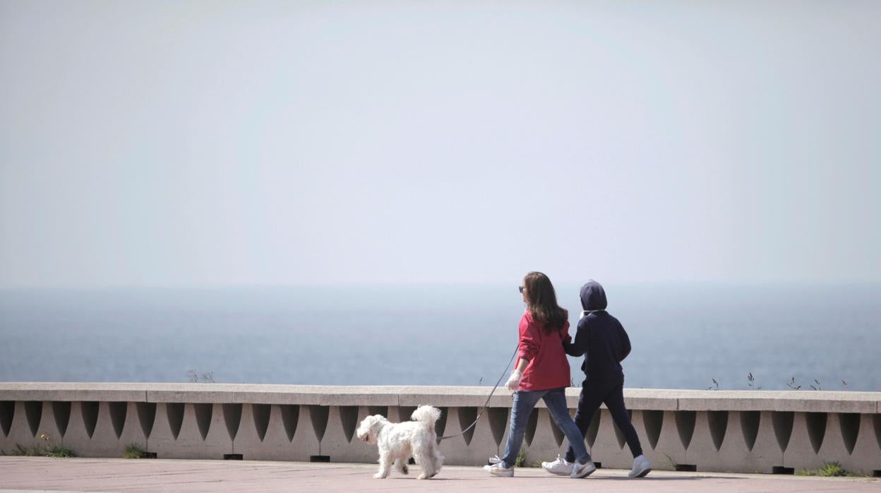 Una mujer y una niña pasean por La Coruña la semana pasada