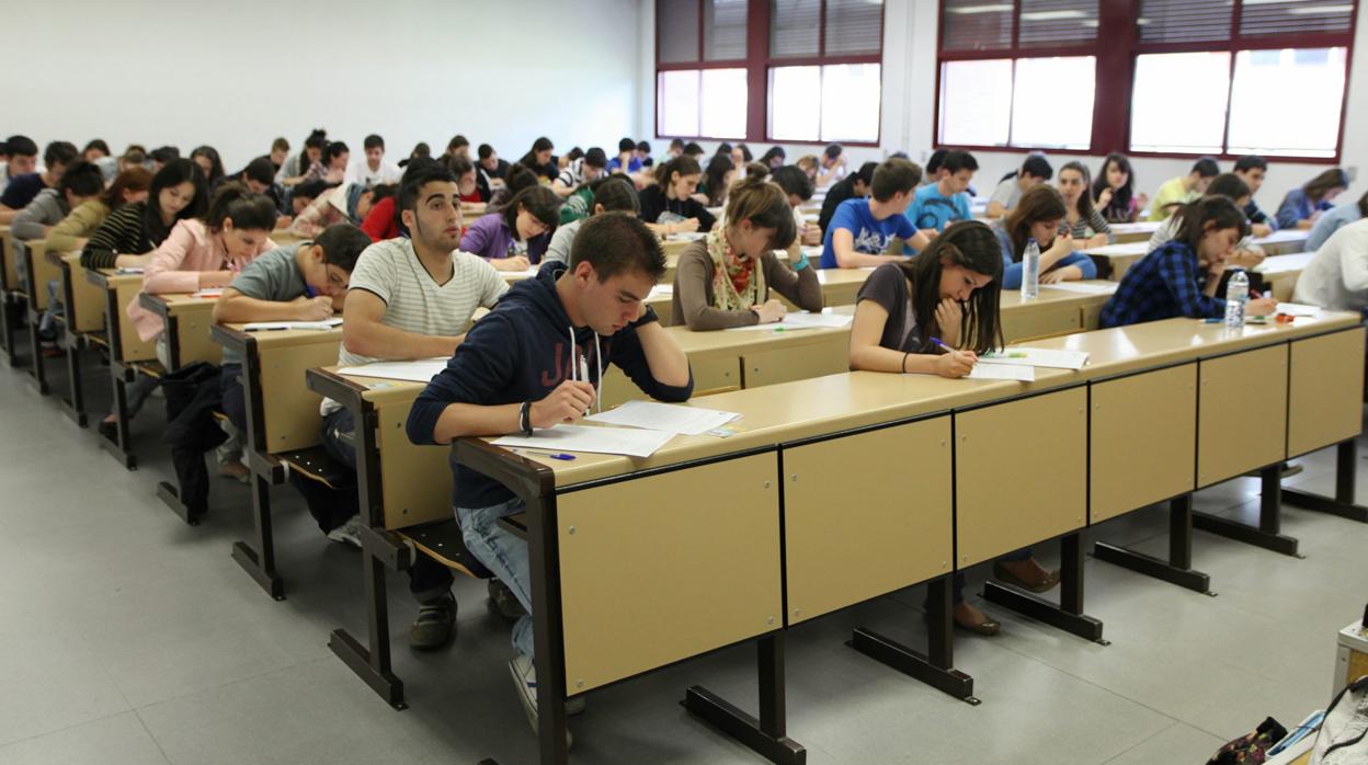 Estudiantes durante la prueba de acceso a a universidad en una imagen de archivo