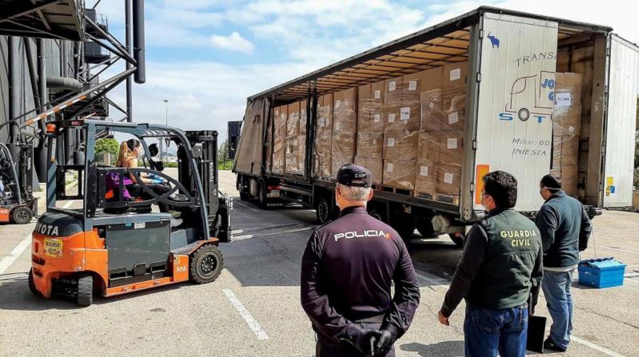 Policía y Guardia Civil controlan una descarga del material sanitario en el aeropuerto de Barajas