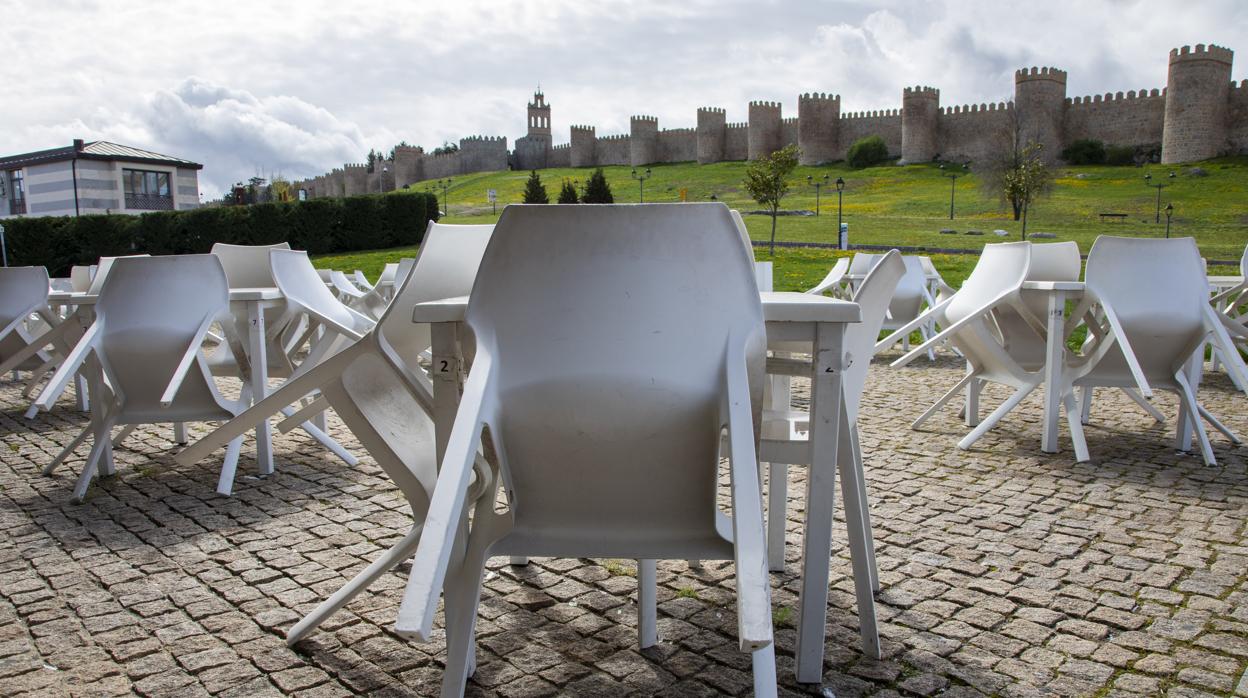 Una terraza cerrada frente a la muralla abulense