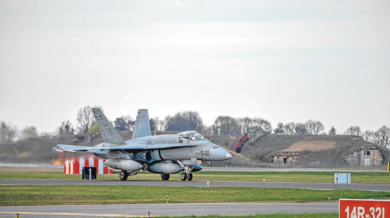Un F-18 del Ala 15 de Zaragoza a su llegada a la base de Šiauliai (Lituania)
