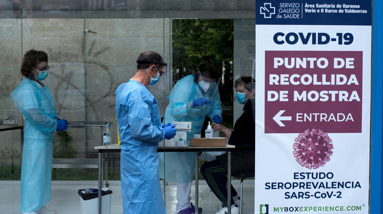 Realización de una prueba del coronavirus en el centro de salud de A Ponte (Orense) este lunes