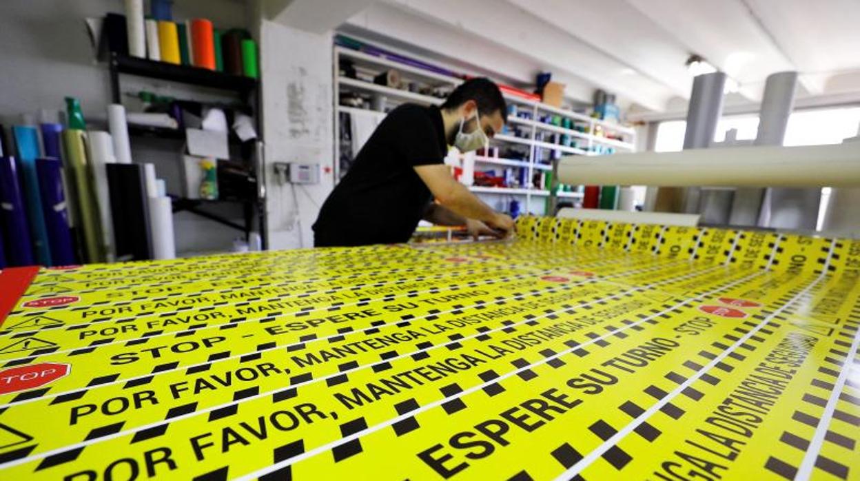 Un trabajador de la empresa valenciana Rótulos Cebra, en plena producción