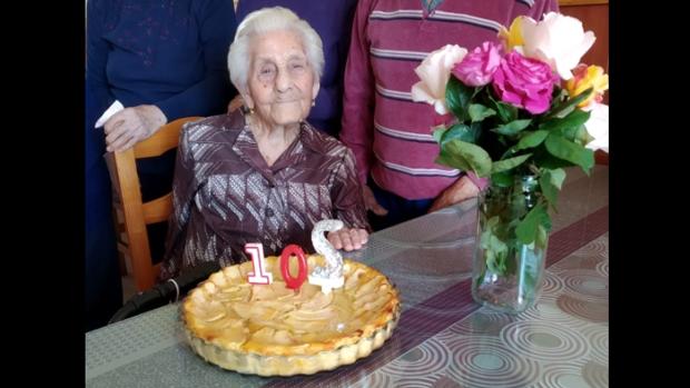 Prudencia cumple 105 años después de superar el virus: «Me he quedado sin lana y no puedo hacer ganchillo»