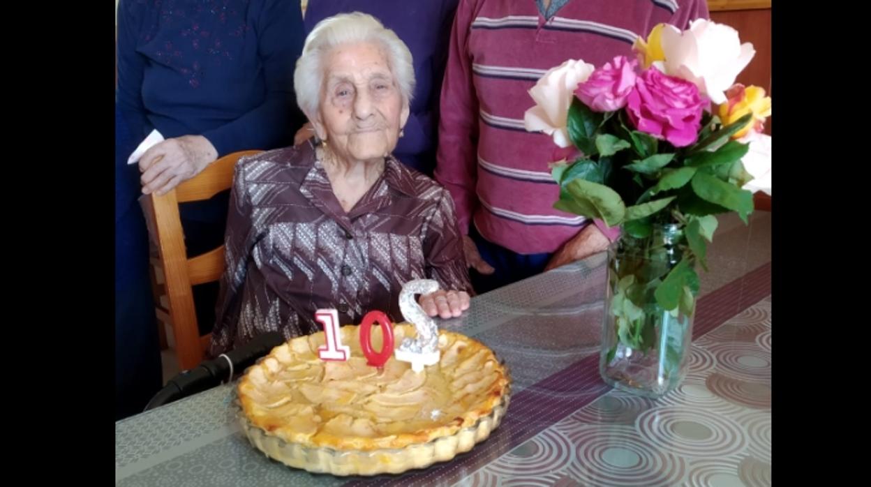 Prudencia, con la tarta de manzana que le hizo la cocinera para festejar su cumpleaños