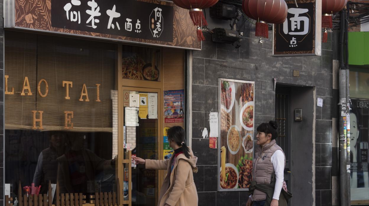 Varios comercios chinos reabren estos días sus puertas en el distrito de Usera