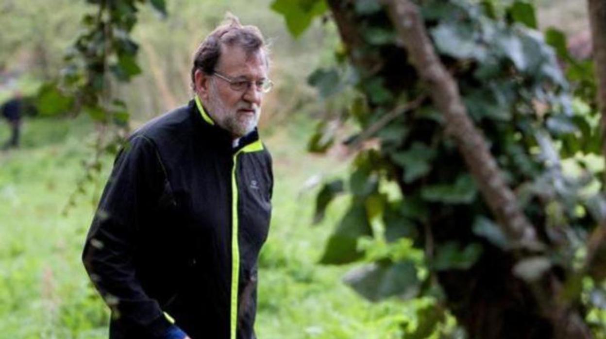 Mariano Rajoy, antes del confinamiento, en una de sus habituales caminatas