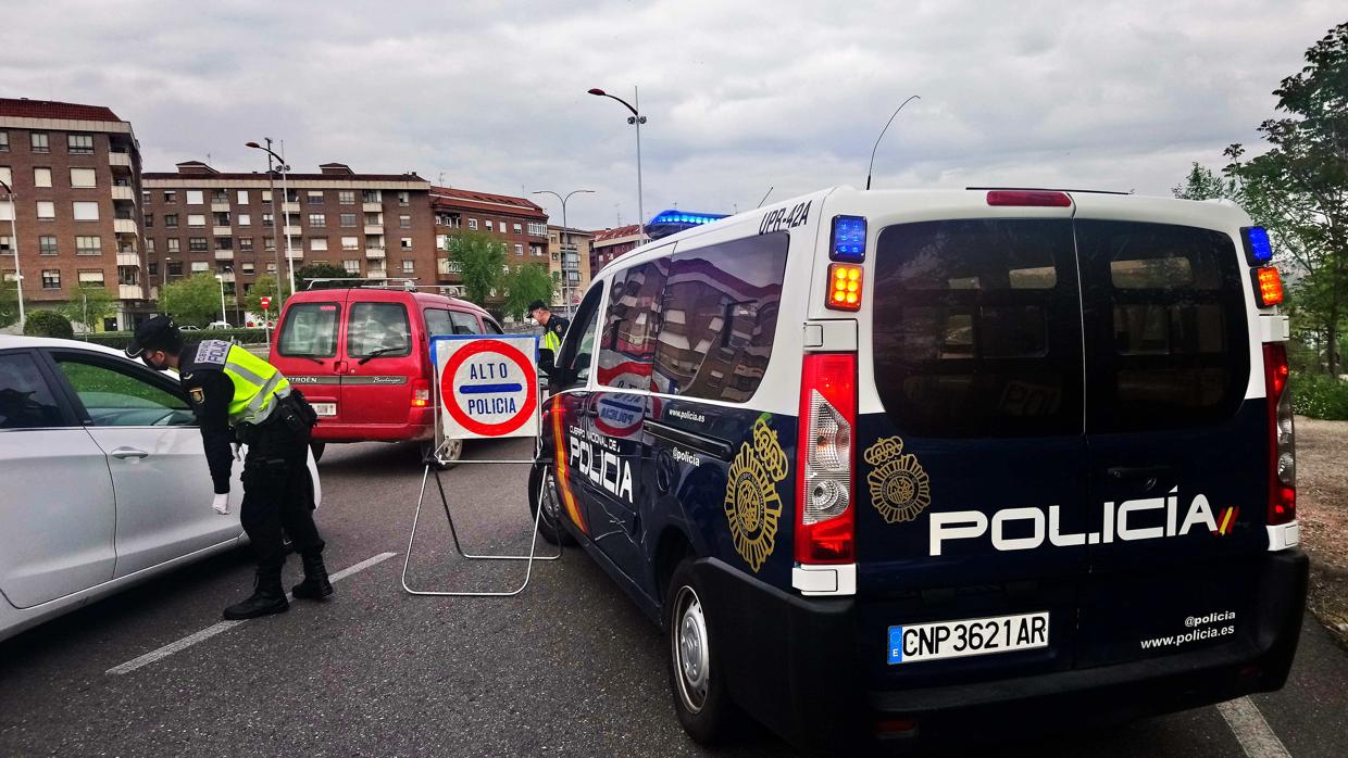 Un control policial en la confluencia del paseo de la Rosa y de la N-400